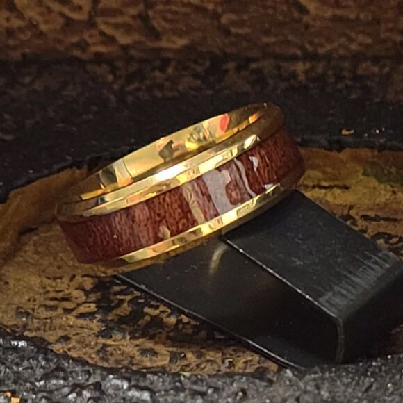 Men's Gold Wedding Ring Band With Whiskey Barrel Wood Inlay - Wedding ring Guys - Picture 6 of 9